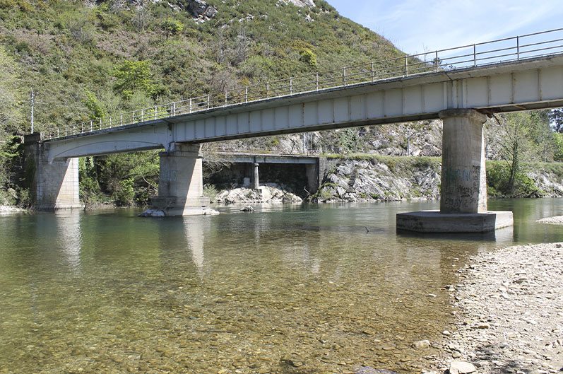 Puente y parada de recorrido del Descenso del Sella en canoa