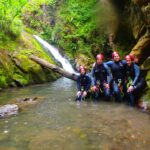 Grupo de amigos en el descenso de caÃ±ones en Asturias