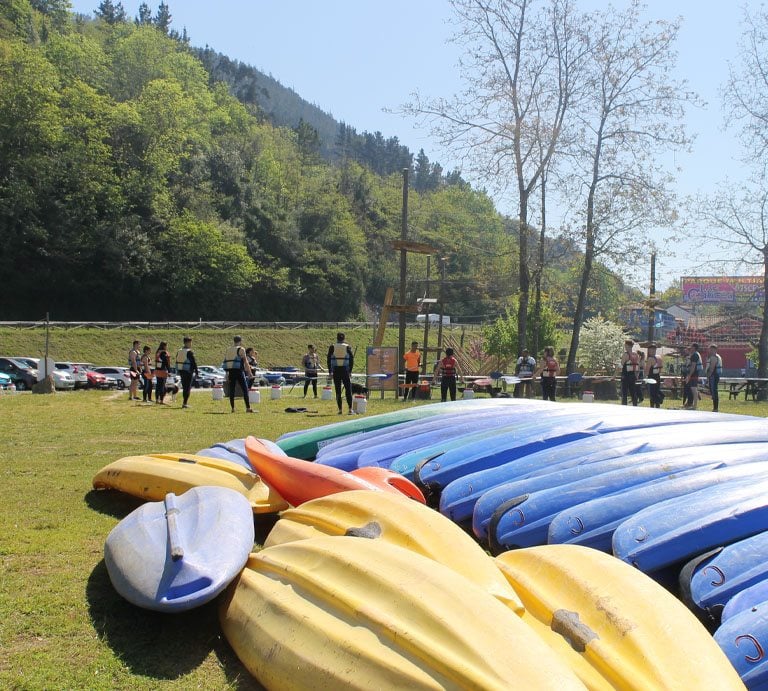 Grupo de viaje de estudios en Asturias preparado para hacer el Descenso del Sella en Canoa en Arriondas