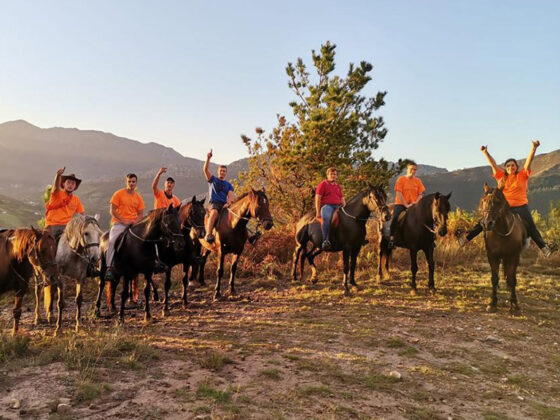 Grupo de personas montadas a caballo haciendo rutas a caballo con niÃ±os en Asturias