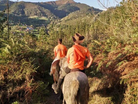 Grupo haciendo rutas a caballo en Asturias. Las mejores rutas a caballo en Asturias estÃ¡n en Los Cauces Multi Aventura