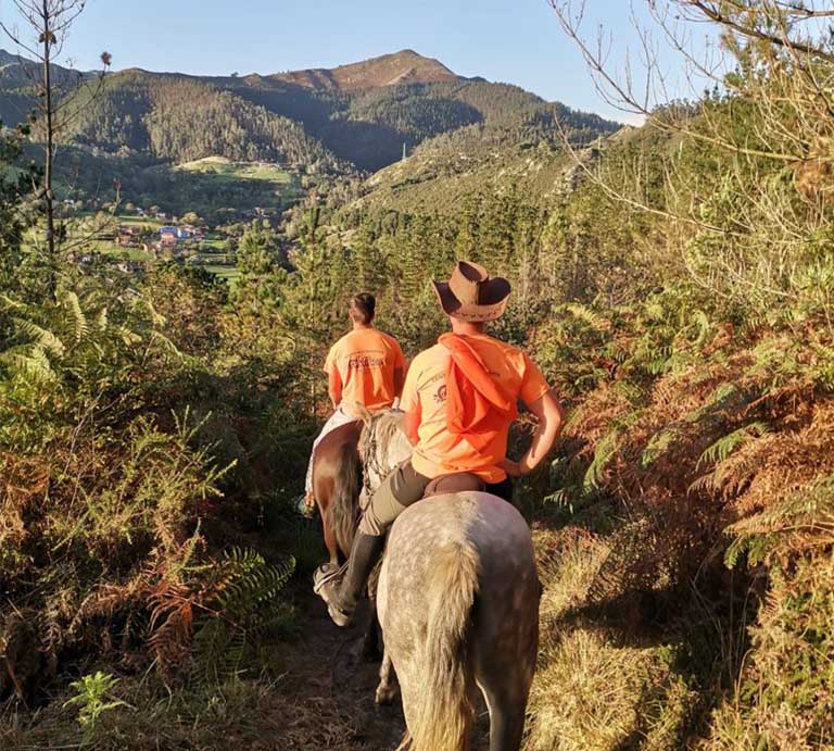 Grupo haciendo rutas a caballo en Asturias. Las mejores rutas a caballo en Asturias están en Los Cauces Multi Aventura