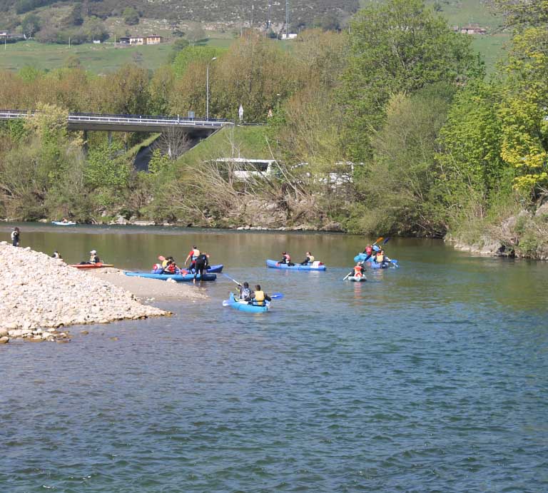 Grupos bajando el río Sella