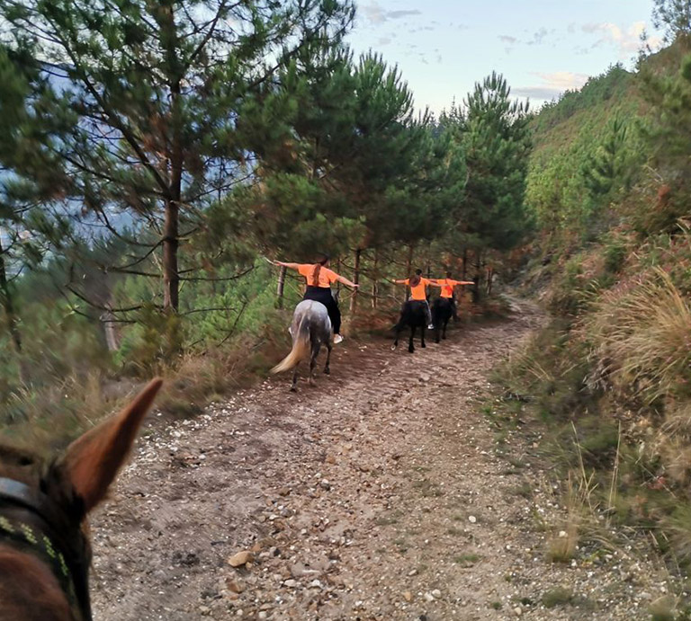 Pasandolo bien mientras hacen rutas a caballo con niÃ±os en Asturias