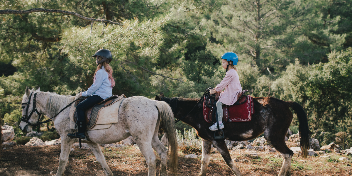 Pasandolo bien mientras hacen rutas a caballo con niños en Asturias
