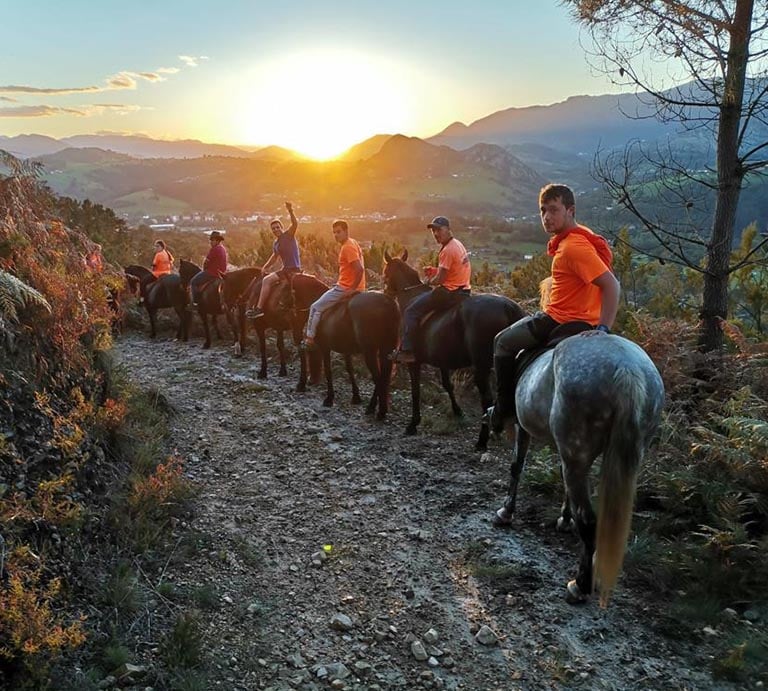 Grupo haciendo ruta - Consejos para montar a caballo en Asturias
