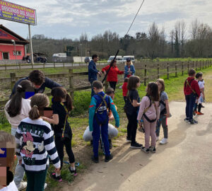 Grupo de niños en parque de aventura - Viajar con niños por Asturias