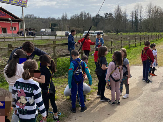 Grupo de niños en parque de aventura - Viajar con niños por Asturias