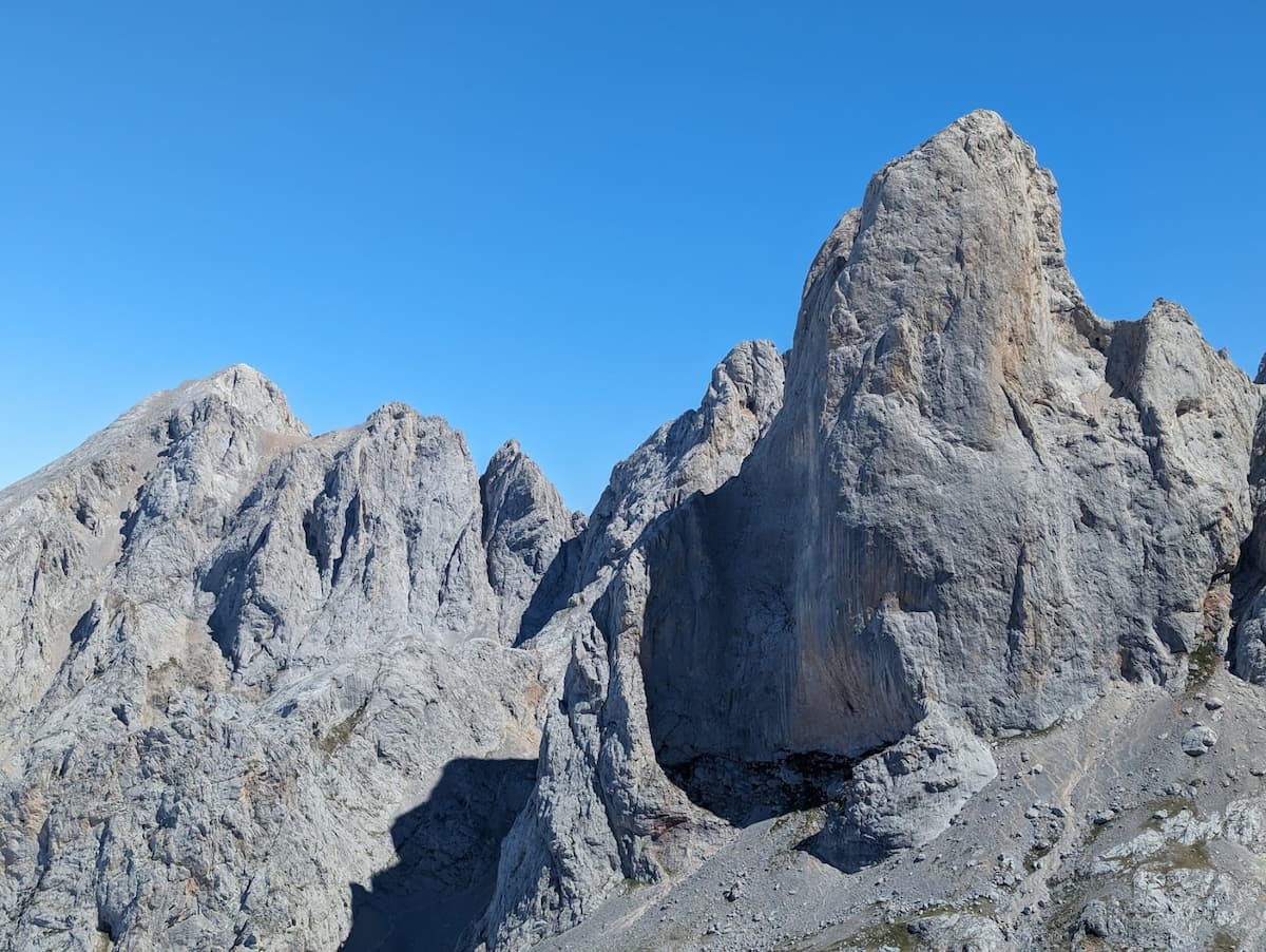 Picu Urriellu, tambuén conocido como Naranjo de Bulnes