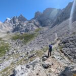 Chica admirando el macizo central de Picos de Europa