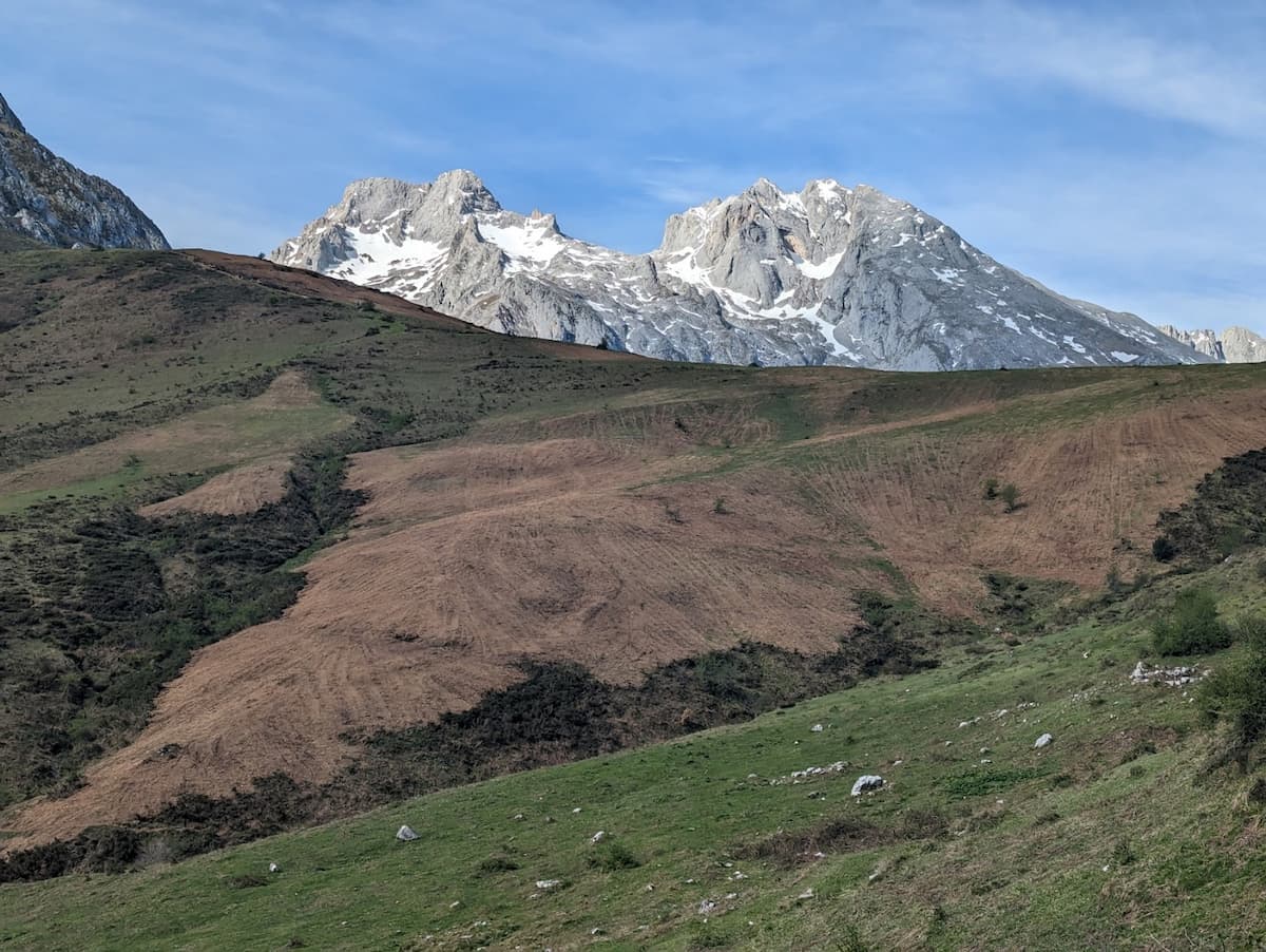 Pandébano, al fondo Peña Castil