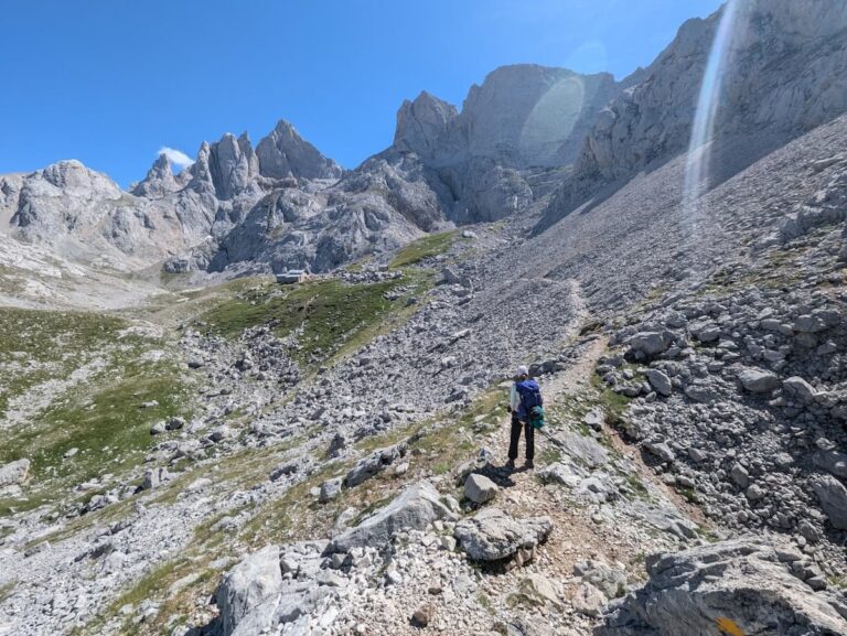 Chica admirando el macizo central de Picos de Europa