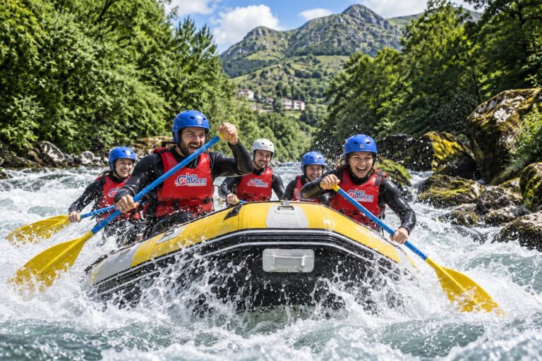 Grupo practicando rafting en Asturias con chalecos rojos de Los Cauces en un río de aguas bravas.