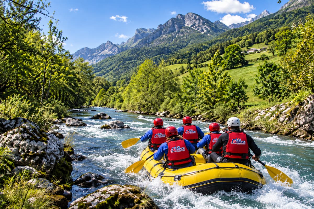 Rafting en un río de montaña de Asturias rodeado de bosque y paisaje verde con equipo de Los Cauces.